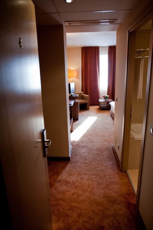 Top Rooms Aparthotel Boekarest Buitenkant foto