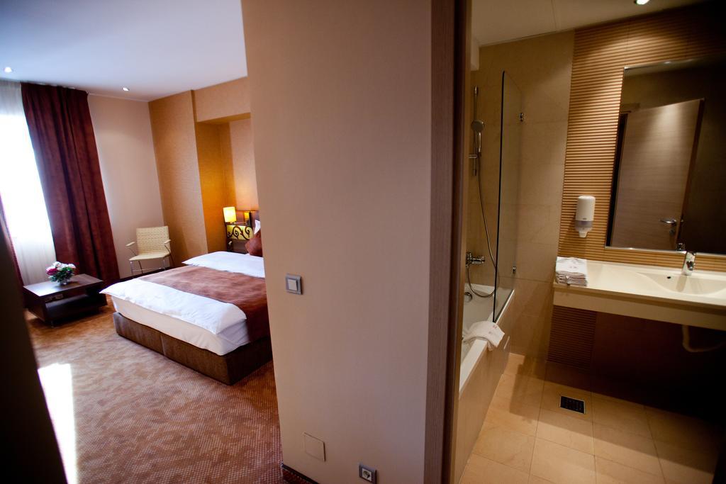 Top Rooms Aparthotel Boekarest Buitenkant foto